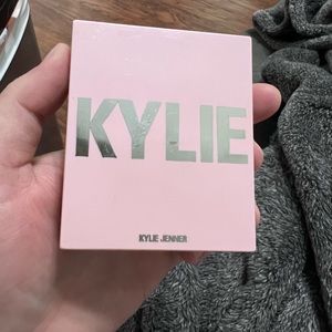 KYLIE COSMETICS HIGHLIGHTER - ICE ME OUT